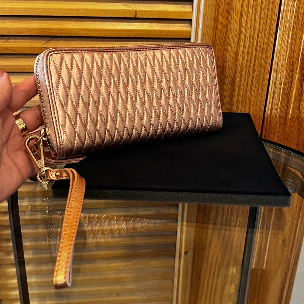 Isaac Mizrahi Rose Gold Quilted Zip-Around Wallet NWT✨